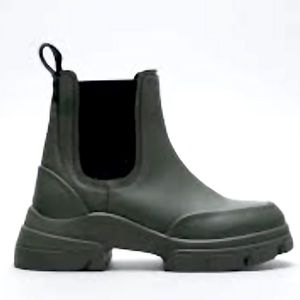 NWT-Zara Chelsea style/lug sole boots